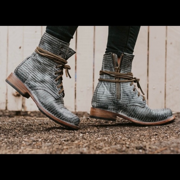 Like NEW in box size 6 Freebird Manchester Blue Snake - Picture 9 of 9